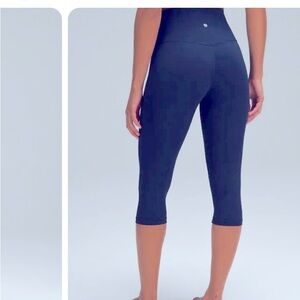 Lululemon Size 6 3/4 length Aligns, light blue